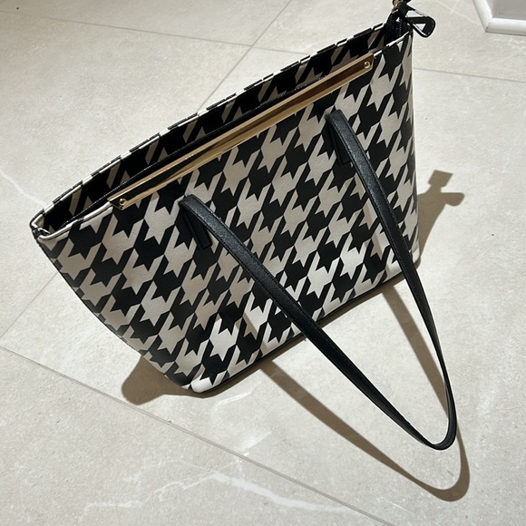 Aldo Handbag white and black for ladies 👜🇨🇦 very good condition 👍🏾 - Picture 3 of 5